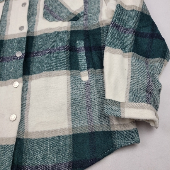 NWOT soft heavy green and cream plaid utility pocket oversized shirt jacket - Picture 5 of 8